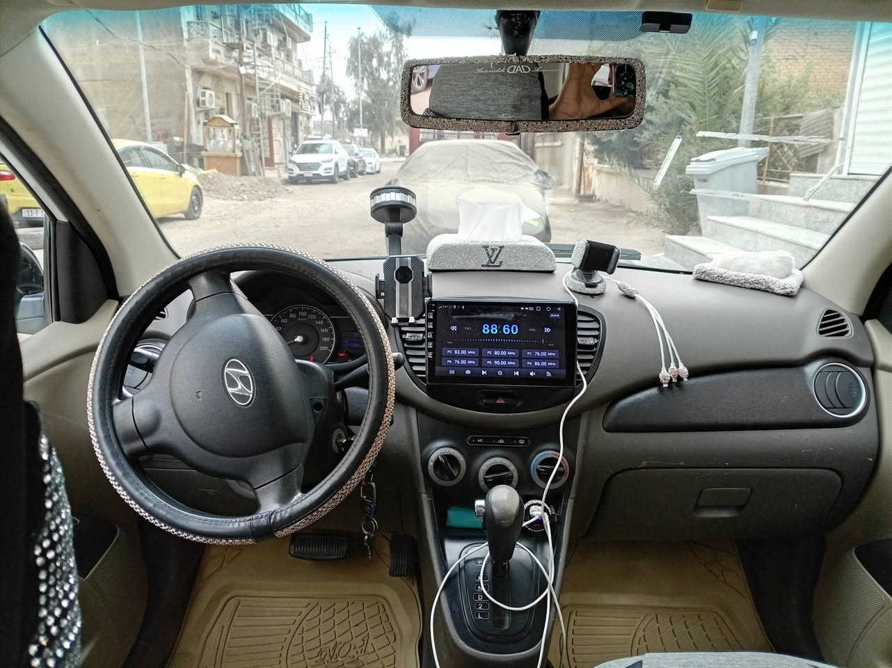 السلام عليكم،،، 
هونداي  اي تين i10  2013 خليجيه  بيها بس شويه من صفحه اليمنه طخات بسيطه كير ومحرك ٤ سلندر وتبريد وصدر كله مكفول طخم كامل تاير جديد،،،، مال بيت وكلش حلوه وشاشه وكامره  رقم انكليزي بأسمي  العنوان  سبع ابكار 
السعر 75$ وبيها مجال 
لتواصل *********** واتساب موجود
