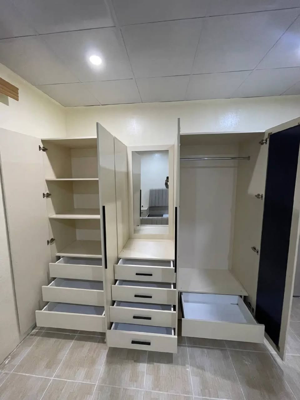 ✨ غرفة نوم راقية… ذوق ونظافة ولمسة فخامة! ✨
للدلال والراحة… جهزّنا لكم أحدث موديل غرفة نوم كاملة بلون عاجي هادئ يفتح النفس ويكبر المكان ❤️
🛏 سيت كامل يتكون من: • تخت مودرن مبطّن قماش مخملي ناعم
• ميزين جانبيات عملية
• دولاب كبير مع مرايا بكامل الواجهة
• تسريحة واسعة مع أدراج مرتبة
🎨 اللون العاجي الفاتح يمنح الغرفة هدوء وأناقة ويضوي المكان حتى لو الإضاءة خفيفة.
✔️ تصميم عملي
✔️ خامات قوية
✔️ تنسيق مثالي لكل المساحات
🔸 إذا تدور على غرفة نظيفة، مرتبة، مودرن ومناسبة لكل ديكور… فهذا التصميم خيار مثالي!
#المهندس_للمطابخ_التركية_والأوربية 
#غرف_نوم #درسنك_روم #كاونترات #غرف_نوم #أربيل #مطابخ #تصميم #مهندس #قرية_الاسبانية #كراند_مجدي #ترند


**إذا كنت صاحب هذا الإعلان وتريد حذفه لأي سبب، رجاءا أرسل رسالة إلى الدعم الفني**