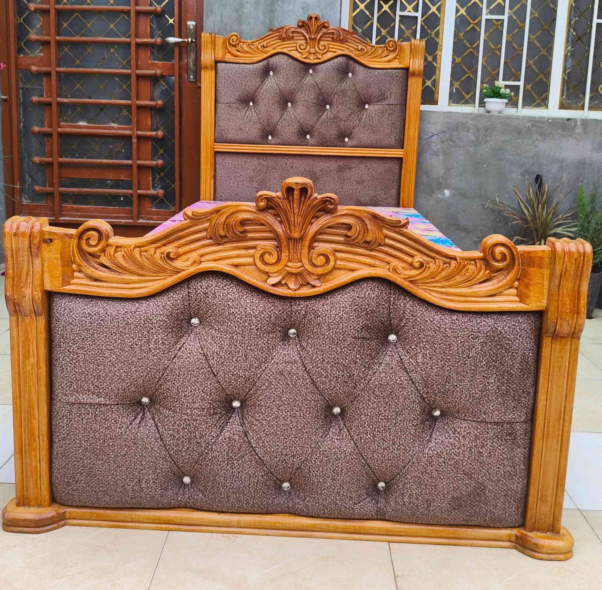 سرير خشب زان تسكام للبيع
سعر السرير ١٦٠ عنواني حله
العرض متر ،الطول مترين
التاج العالي ارتفاع متر وربع ،التاج الناصي ٦٥سم
التخت بلوك اسود والاطار خشب روسي عريض
متواجد خاص


**إذا كنت صاحب هذا الإعلان وتريد حذفه لأي سبب، رجاءا أرسل رسالة إلى الدعم الفني**