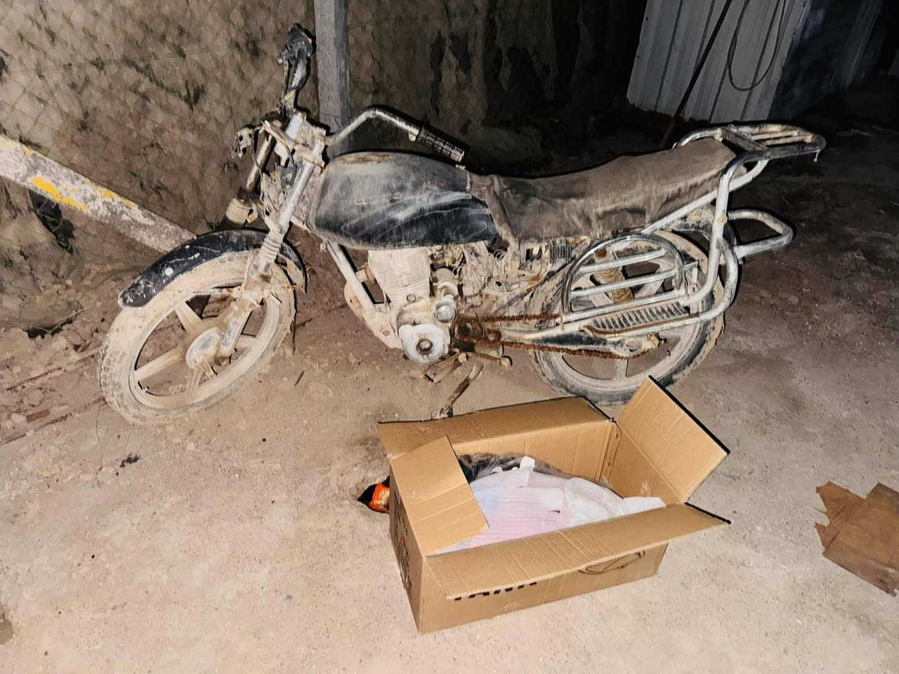 سلام عليكم
دراجه فيوم كلك كلك
معه ملحقات جديدة تانكي ودواسه وستان صفح
الدراجه شغاله ماعدا بنجر الامامي ويدة كلج وواير كلج
السعر ١٥٠
الرقم ***********
المكان( كوت داموك)
