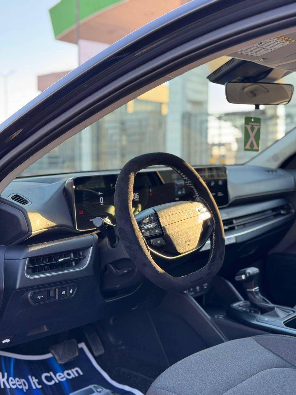 ياألله للبيع فقط
اللهم صل على محمد وال محمد 
وصول جديد ترقيم جديد اربيل الدولي 
كيا K4 محرك 2000 cc دوش لون نفطي 
السيارة بحالة الوكالة ماشية 5000 مايل يعني اخت  زيرو/مواصفات نص فول / بصمة /تشغيل عن بعد /
نظام ترحيب / شاشة كبيرة /عداد دجتل متصل /
انظمة قيادة نورمال /سبورت /رادار امامي جانبي خلفي / قيادة ذاتية / صندوق ذكي بصمة / بصمة ابواب /اوتو هولد / هند بريك بصمة / بجم لد / صندوق لد /حادث سطحي خفيف جدا بدون دواخل
ايرباك بردة وراجع سستم تبديل جاملغ فقط وطرف الباب بارد + طرف البنيد بارد  جهة الراكب  
بدون شخوط بدون رصعات كما موضح بلصور .
مكان السيارة بغداد حي الاعلام 
للاستفسار اتصل :- 
***********
