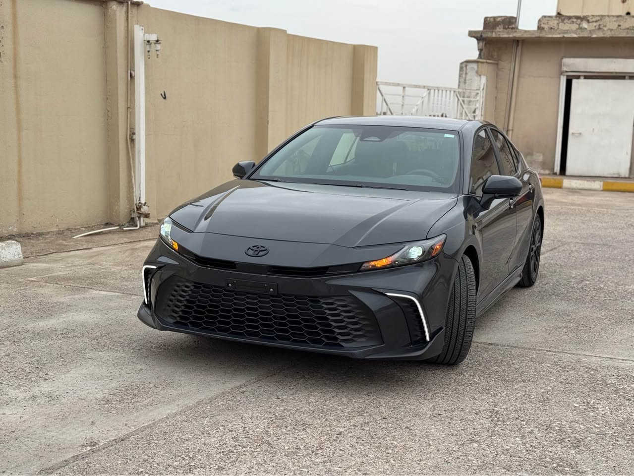 Toyota Camry SE Hev 2025 

بجم و خلفي كبس شرط ✔️

بابين صبغ و ارباك بس بردة طاك 👌
و مكانين صغير بي بارد و رقم الشاصي بالصور 
هايبرد و بانزين 🔋
كل شي بلادي شركة و بدون مصرف 💯
مواصفات SE المعروفة 🎖️

سعر 🔥 220 و مجال
مكان عقرة "ئاكرئ"
واتس اب و كورك *********** اكر, نينوى
