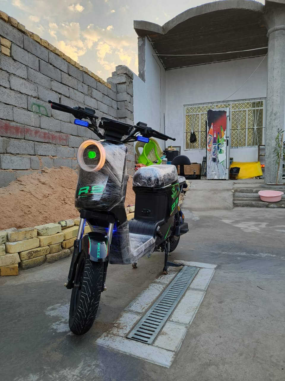 السلام عليكم دراجه شحن ار 9 للبيع موديل 2025 دراجه كلش نظيفه اغراضه كامله ما ناقص شيء سعر 450 وبيها مجال عنوان بصره قرنه بني منصور رقم*********** على الواتساب
