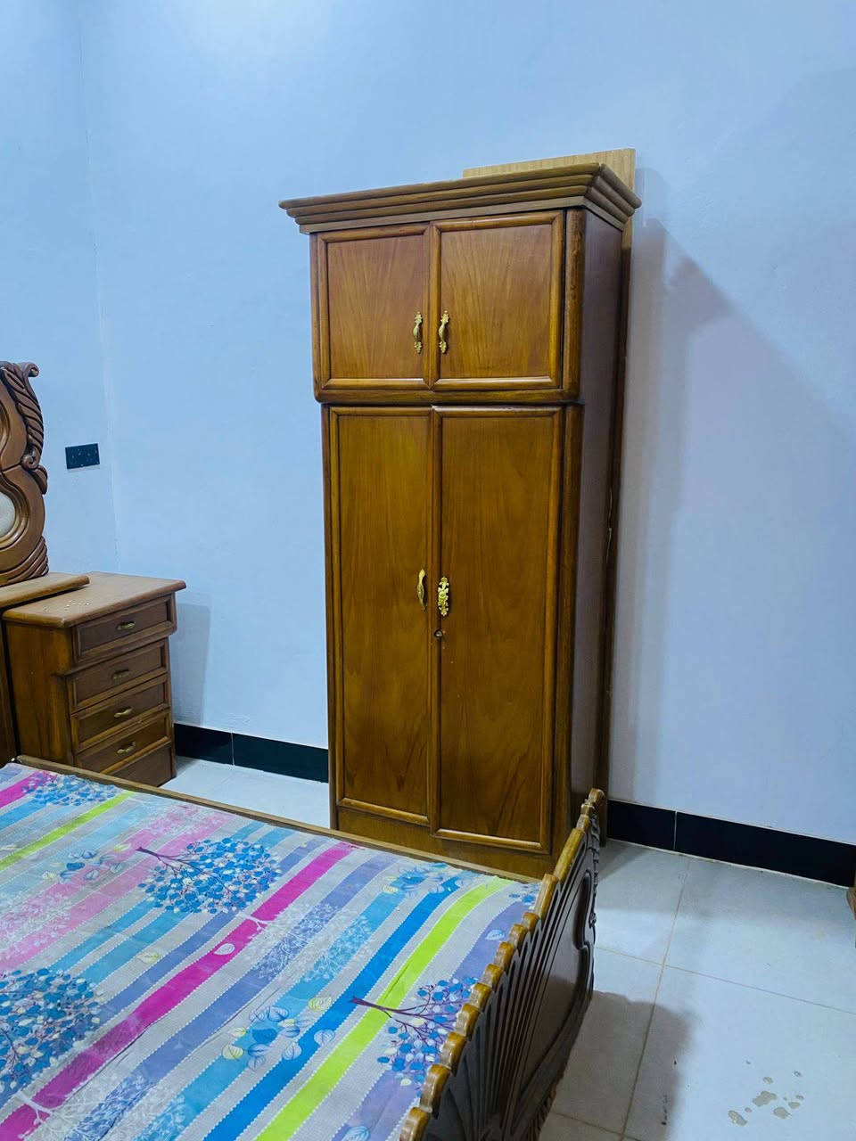 توجد غرفة نوم توج حطاطة خشب 5ملم شرط صاج داخل وخارج السعر 850وبيها مجال العنوان  الرمانة الاستفسار علرقم ***********
