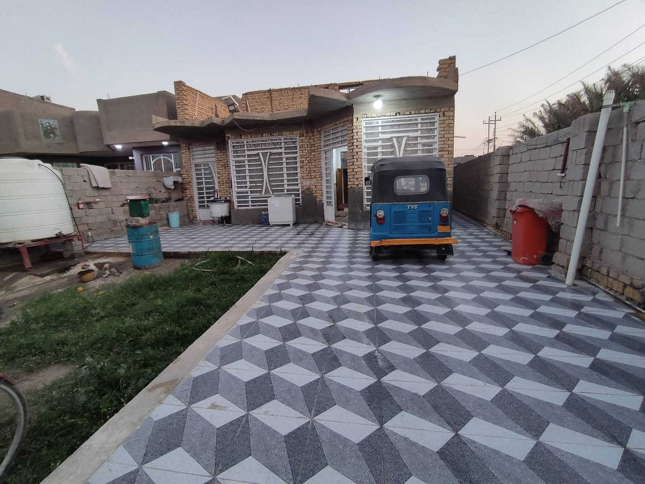 تم تنزيل السعر بسبب الاستعجال..!! 
بيت للبيع المساحه الكليه 320 متر على شارع لعام ركن موقعه تجاري بيت كامل مكمل {{نواقصه قليله جدآ}} البيت مكون من إستقبال+ غرفتين+ صاله + مطبخ + مجمع صحيات 
الموقع شارع المعاره حي السجاد مجاور حسينيه العويسات 
الاستفسار أكثر مراجعه مكتب المصداقية طريق المعاره او الاتصال على الرقم ***********
