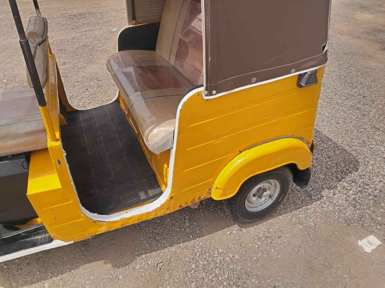 السلام عليكم شباب تكتك 20 شهر 10مرقمه رقم وسنويه تكتك جاهزه كبل لشارع بيه طخه يم البكلايت الخلفي موضحه بل صور مكاني ديالئ الخالص (***********) السعر 4800 وبيه مجال
