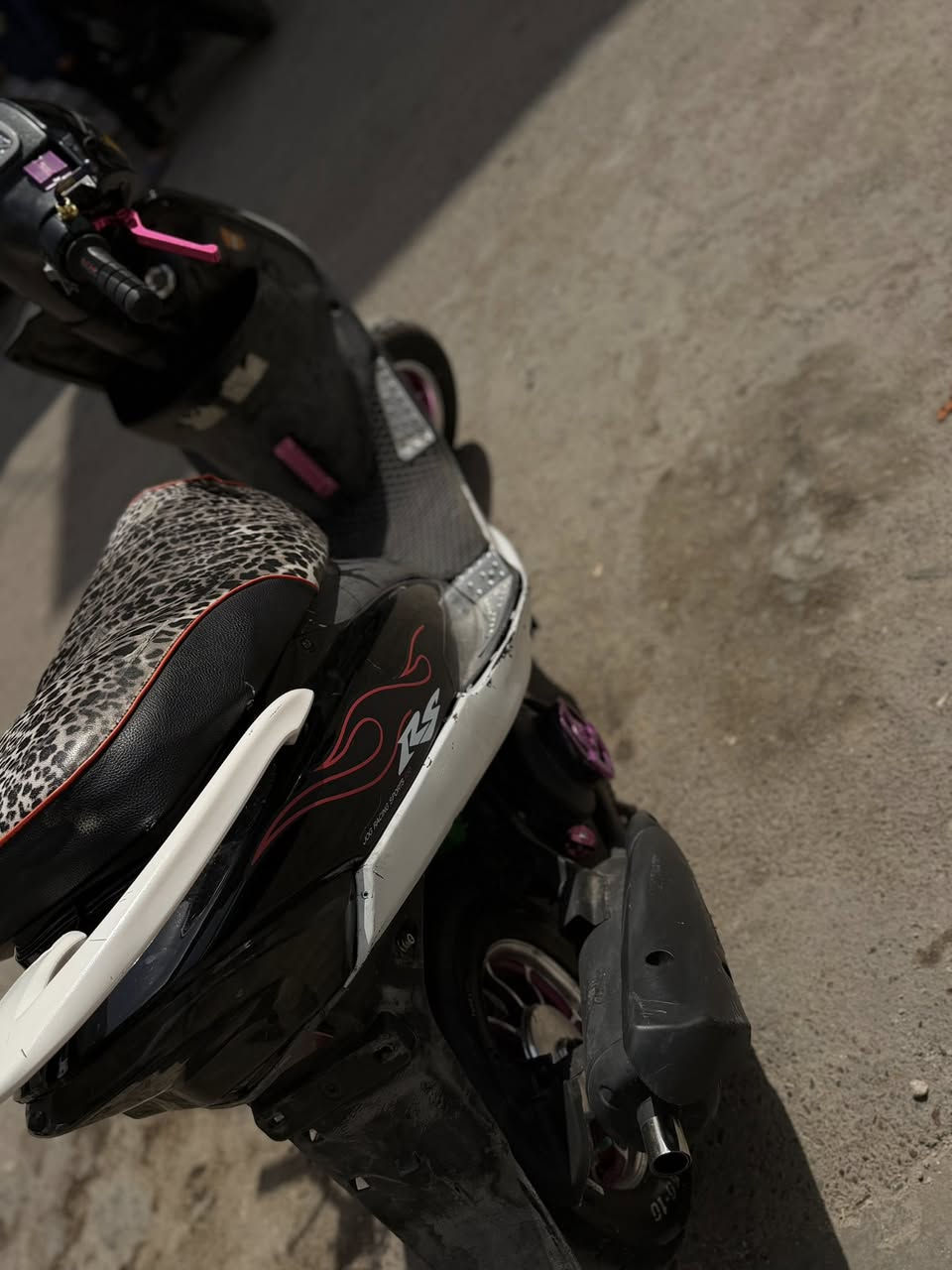 ماكس عدله ٥٥بوشه 
الدراجه بيها تزويد خارجي +الدبل الخلفي ب ٢٥٠ 
وبيها غراض بعد 
++نقصها فقط باتري ونقوصات قليله 
السعر ٨٥٠وبيها مجال 
مكاني بغداد حي الجهاد 
الرقم 
*********** وتساب فقط
