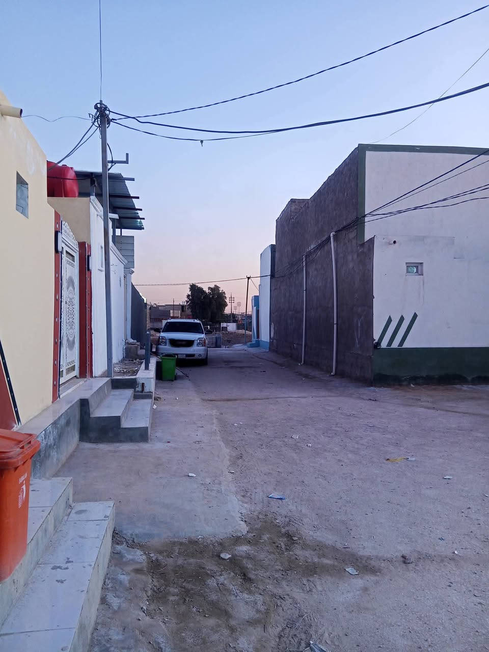 سلام عليكم  70 متر للبيع بناء بلوك وعكاده تجعيب طابوك سقوف ثانويه ارضيه بورسلين يحتوي على غرفه او صاله وستقبال شارع المطار بشارع علكم بشارع حاتم الخير نهايت المقرنص  ***********
