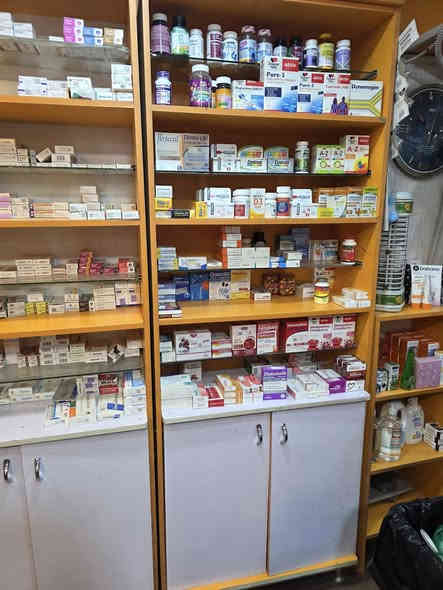 للبيع ميز عارضة مواد صيدلية مع ٨ دواليب صيدلية او  كوزمتك
للتواصل *********** واتس
