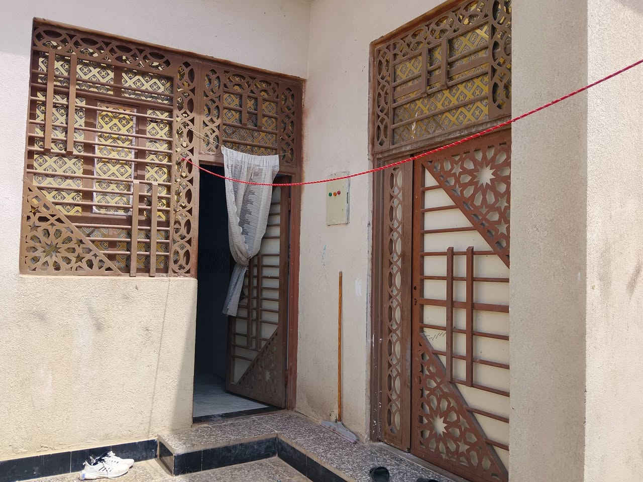 سلام عليكم بيت البيع في حي بغداد المكان البيت عله خدمات وكدامه ربع سايدات مكانه كلش راقي البيت 150وبصفه قطعه 150المساحه 300متر بس باني منه 150متر البيت بيه ديوانيه وبيه غرف 2وبيه حمام داخلي وصاله ومنور البيت جاهز الستفسار عله الرقم البيت بلديه بيه معامله كامله النتصال عله رقم ***********
