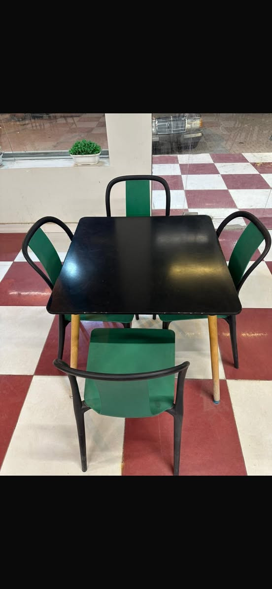 كراسي 4 و طاوله  البيع
 سعر 150الف 
التواصل ***********
