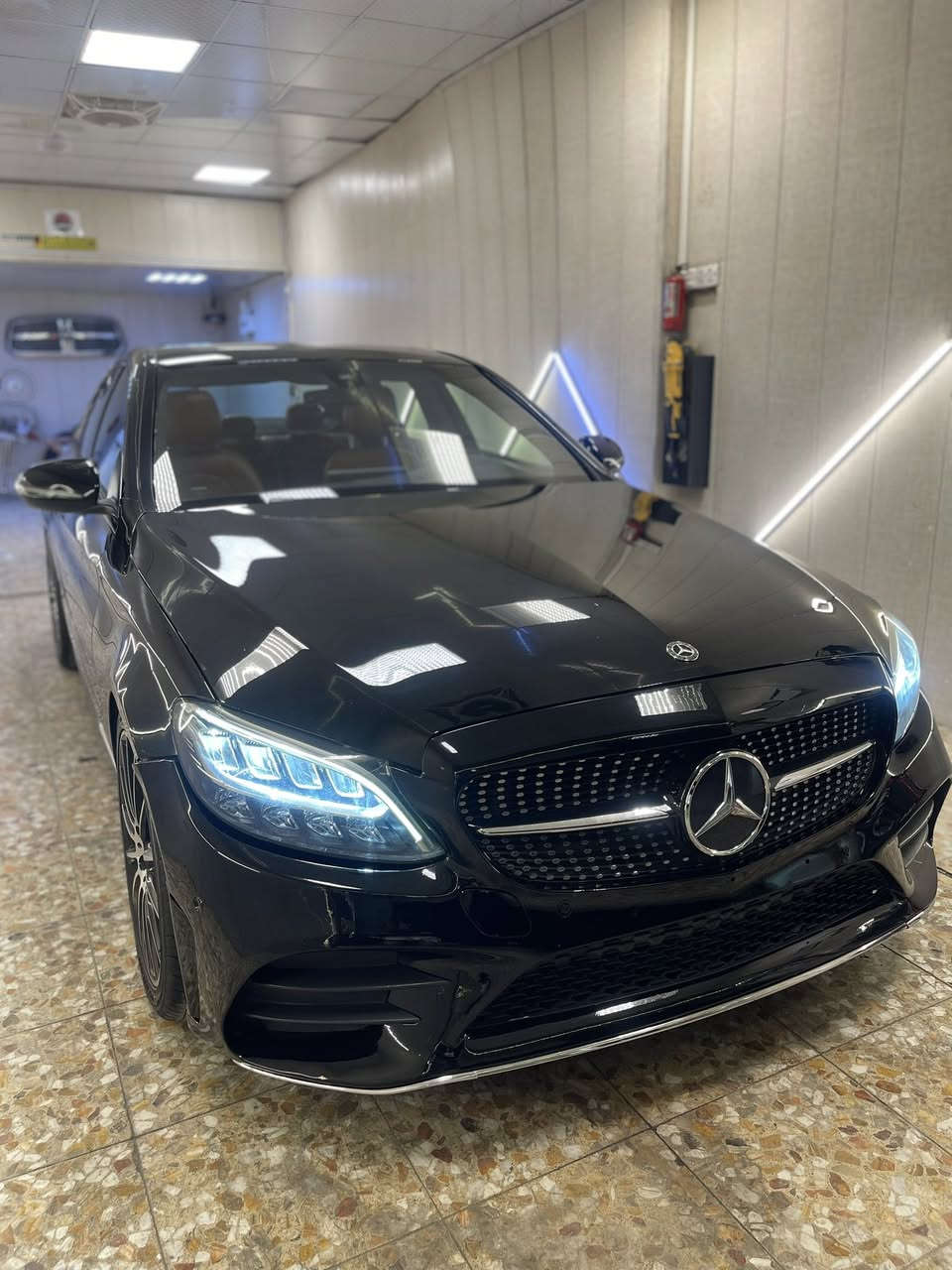 مرسيدس C300 بدي AMG 2019 بلادي سياره بيه صبغ  على كد شبر بلبنيد  والحادث مالته جاملغ وبابتين صفحة الراكب مغيره قطع بلادي نفس اللون والمحرك مفتوح ايرباك البردة طاك فقط  السيارة مصروف عليهة وجديدة ماشية 160 الف قابل للزياد رقم السيارة اربيل سعر السيارة 220 وبيهة مجال

***********
