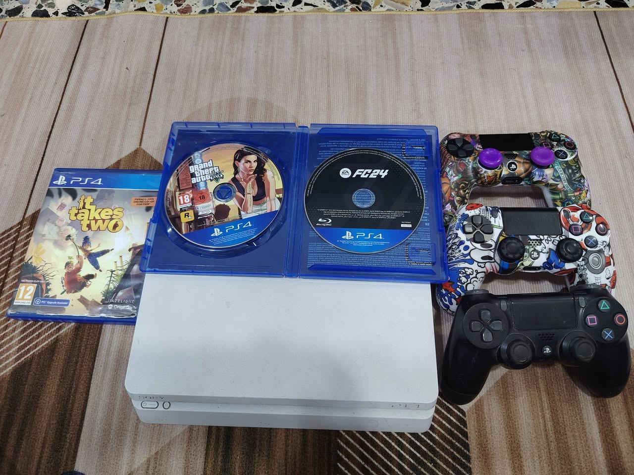 سلام عليكم بلي فور سلم لوك ستيكر ما مفتوح كامل ملحقات مع 3 اقراص وموجود بداخل الجهاز العاب موضحه بالصور مع جوسكات 3 مساحتة نص تيرا 500 سعر 275 وبي مجال مكان التاجي او الحرية رقم تلفون *********** متوفر واتساب
