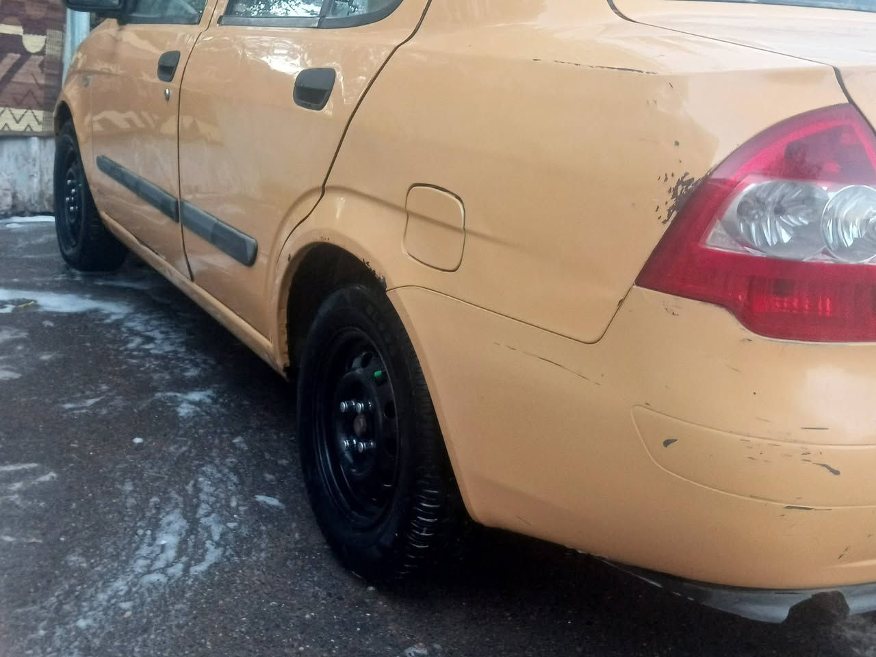 السلام عليكم للبيع طيبه 2016 سياره حلوه نظيفه مال بيت ما تشتغل بالشارع جير مكينه تخم تايرات جديد بيها  بيهة ضربه بلبكلايت الورة الخشم موضح بالصوره رقم بغداد انكليزي سنويه ل 26 باسمي مكان بغداد السعر 42 وبيهة مجال بسيط بيها كل شيء جديد ***********
