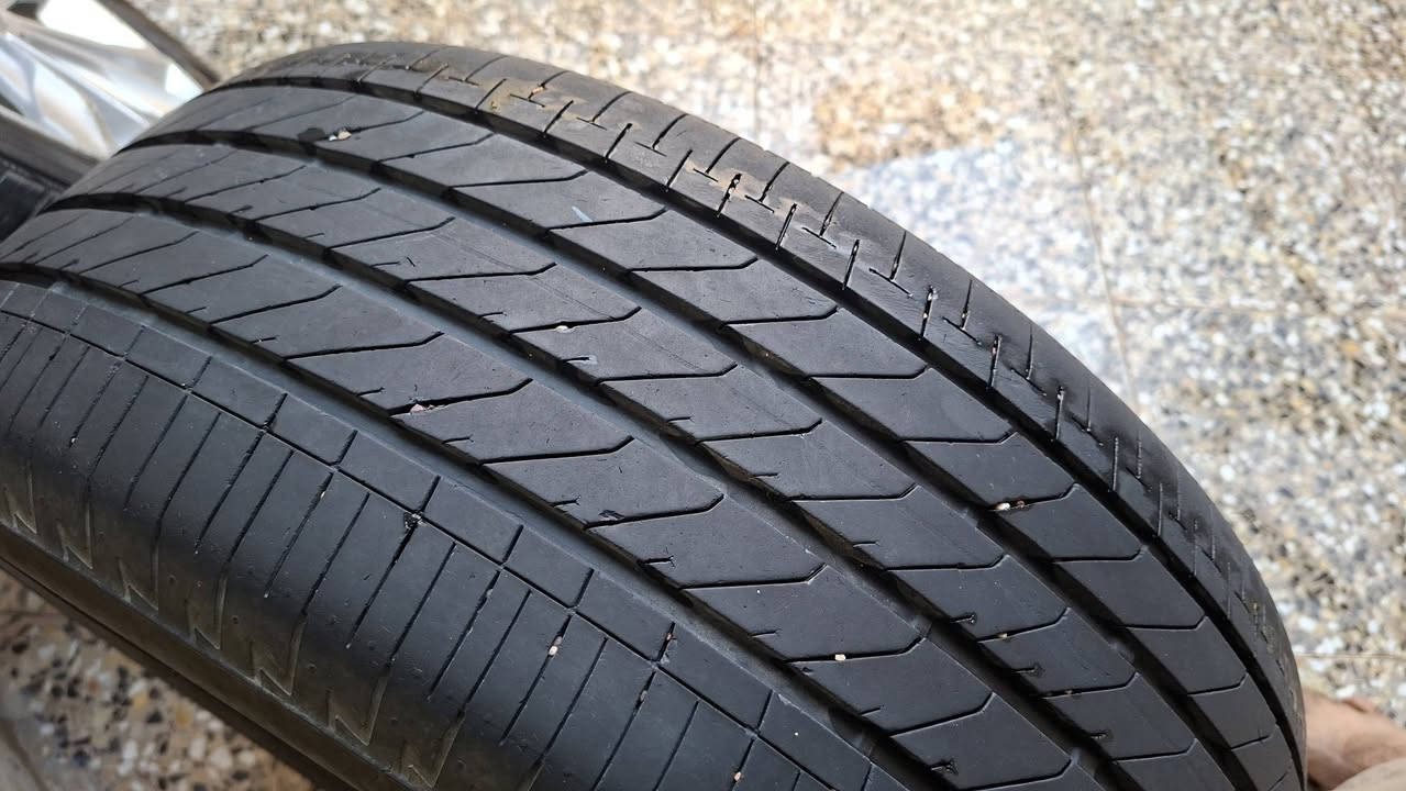 للبيع زوج تايرات برجستون قياس 235/55/17 نظيفات كلش،بدون بنجر نهائياً،سعر الزوج 75.
وللبيع تاير نص عمر مع الويل كب تك واحد  حجم17 ماليبو موديل 2023 مكردح موضح بالصوره سعر التاير والويل كب 55 المكان ناحية الرشيد ، للاتصال *********** بي واتساب.
