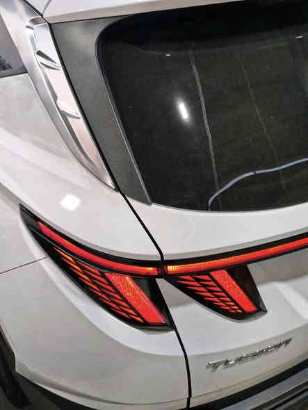 للبيع هيونداي توسان موديل 2024
وارد امريكي ضرر بسيط
--------------------------
 * المواصفات * SLE 🏅🥇
فتحة سقف 
بصمة دخول ذكي تشغيل عن بعد 
رادار تحديد مسار مثبت سرعه 
كشنات جلد - كهرباء - تدفئة 
جنطة كهرباء - شاحن لاسلكي 
اشاير مري 
لايت LED أمامي خلفي
شاشة اندرويد أوت - أبل كار بلي 
شاشة عداد دجتل
مود درايف 
تبريد قطعتين مناخ منفصل تحكمنا لمس 
باقي المواصفات موضحة بالصور 
---------------------------
الضرر..
بارد بالجاملغ فقط الباقي كفالة 
إرباك استيرن 
عداد المسافات 14 الف mi
صور الحادث مرفقة بالمنشور 
السعر 💸 💸 (( 215 )) بي مجال 
للاستفسار الاتصال على الارقام التالية 

☎️ - ***********

☎️ - ***********
