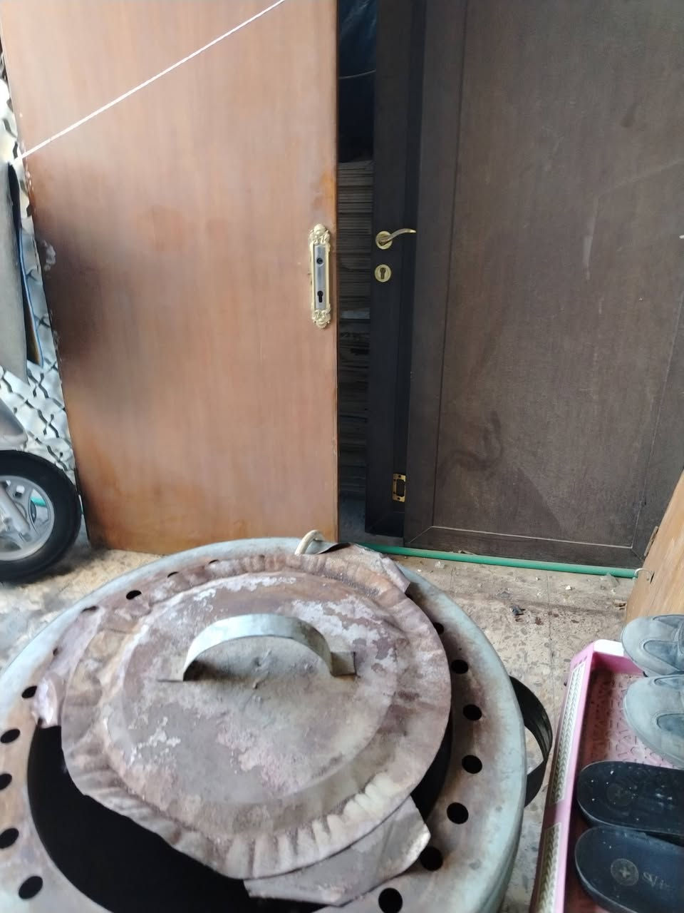 صباح الخير للبيع ابواب عدد 5منه 3/ابواب خشب 2المنيوم مثل ماموضح بالصور الشراي يراسل خاص ويدلل مكاني بغداد حي الجهاد ***********
