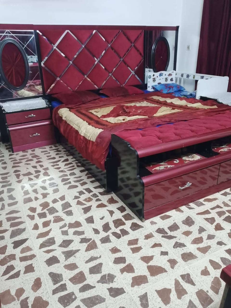 غرفة نوم مستعملة نظيفة  8 قطع 
 خشب تركي اصلي من شركة ديوان 
غرفة ضخمة كلش
طول الكنتور 3 امتار والارتفاع مترين ونص 
والعمق 70 سم 
كومديات الجرباية ارتفاع متر ونص 
الجرباية 2 مترين في 180 
زاوية دوارة بيها مرايا ارتفاع 180 سم 
شازلون يحتوي مجرات  طوله 180 سم 
ميز مرايا 3 مجرات مع طابورية 
العنوان خانقين داره كوناره 
مقابل محطة كه لات لتعبئة ماء الشرب 
***********
