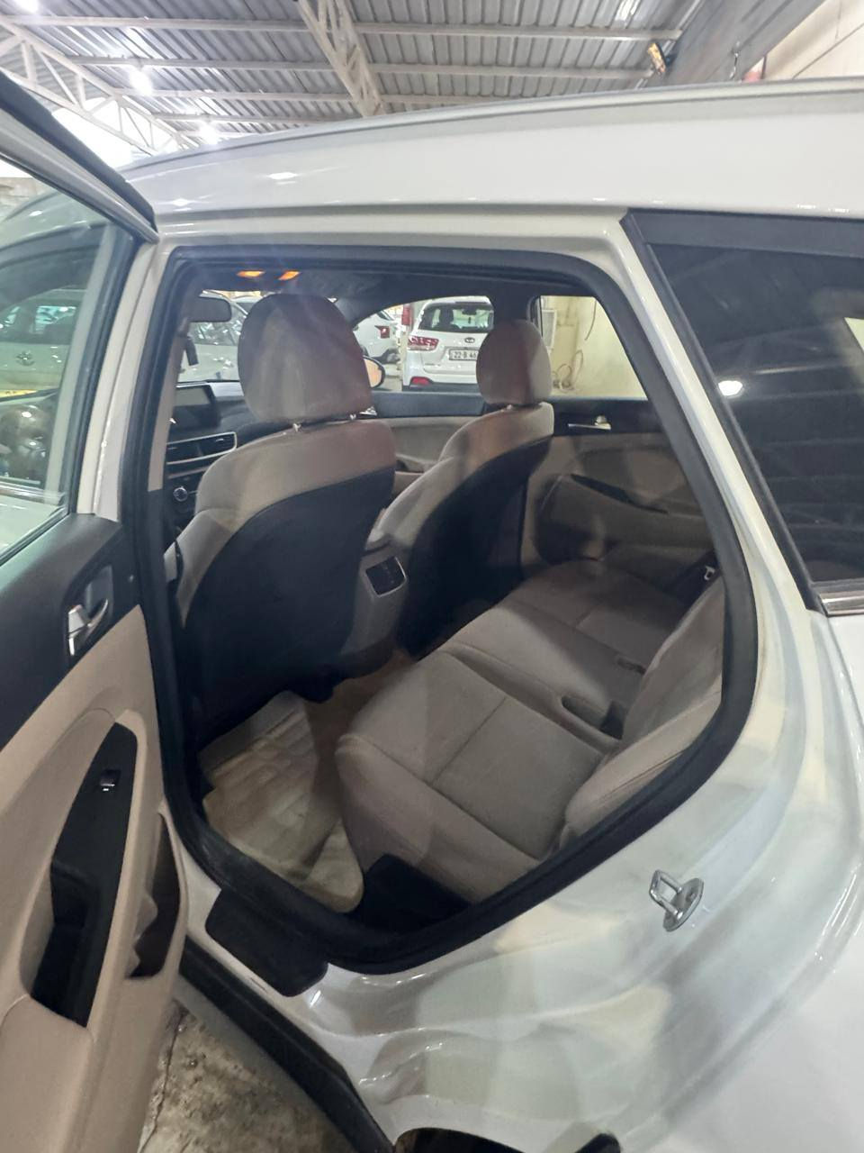 سلام عليكم توكسان مديل 2020
رقم اربيل
ماشيه 100حقيقي
مكفولة كفالة عامة لاصبغ ولا بارد ولا فتح
محرك مكفول من كلشي
موصفات فول 
كشنات اثنين كهرباء 
كامره 
شاشه 
وحساسات 
اشاير لكزز 
مكفوله حته الدعاميات 
المكان النجف الاشرف 
السعر 195 بيها مجال الحك الجيه 
رقم الهاتف. ***********بي واتساب
