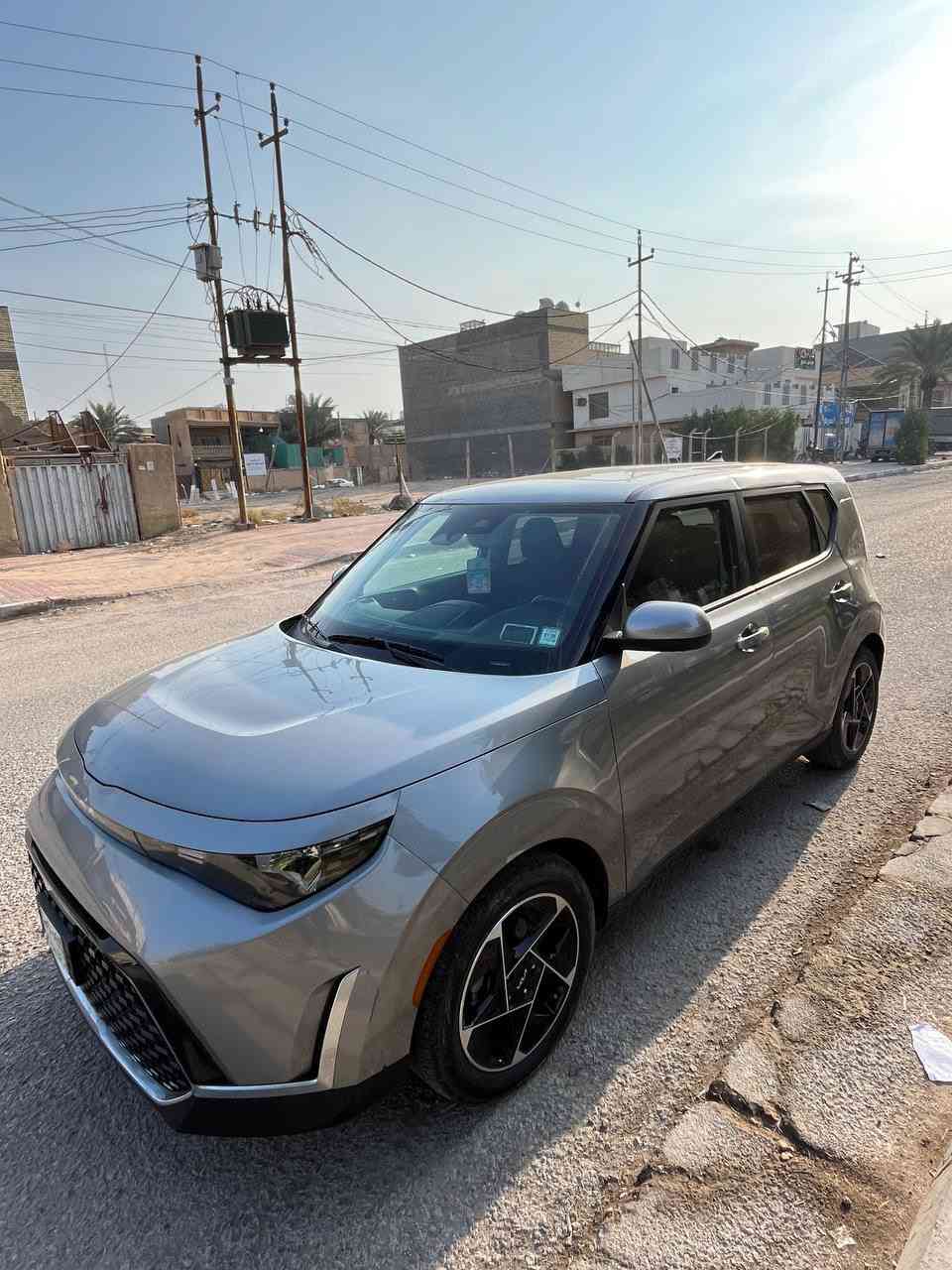 كيا صول 2023 بدون رقم لون سلفر فول مواصفات فتحه وبصمه كشنات تدفئه شاشه جبيره كاربلي وبقيه المواصفات معروفه والسياره نصبته كلش حلوه بيه صبغ جاملغات خلفيه وقبق جنطه وجاملغ امامي معروضه 135 وبيه مجال للاستفسار اكثر ***********
