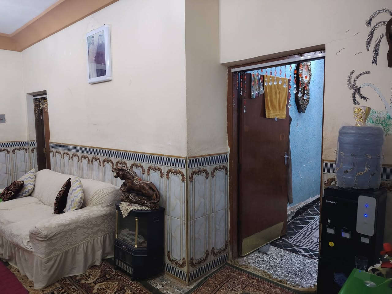 السلام عليكم بيت للبيت مساحه ٢٥٠ متر ملك طابو صرف  العنوان النهروان منطقه ٢٠٠٠ مقابيل المدارس البيت يحتوي علئ ٧ غرف وهول واستقبال الاستفسار الاتصال علئ الرقم /***********
