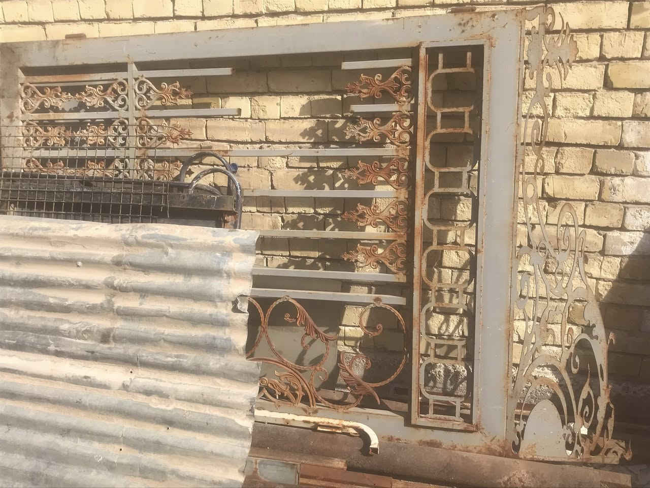 السلام عليكم .
1- شباج طول بعرض متر واحد باب واحد ينفك وينسد للبيع بسعر 50 .

2- جينكوات حديد عدد 4 الطول مترين ونصف والعرض متر ونصف الوحده على 10 الاف .

3- باب خارجي طلاقه وحده الطول مترين وشويه والعرض متر ونصف السعر 75 الف .

4- درج حديد الطول 3 متر 11 بايه للبيع بسعر 75 الف .

العنوان بغداد بوب الشام للاتصال *********** .

توجد خدمه توصيل .
