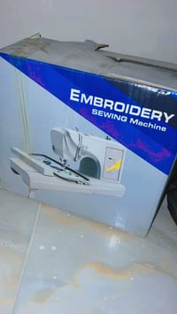 مكينة تطريز وخياطة • مع ملحقات • نظيفة