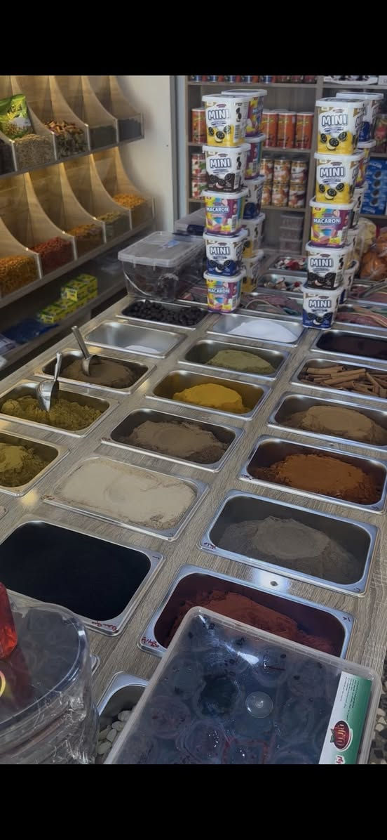 السلام عليكم  ميز عطاريه للابهارات +يرهم الى معسل النراكيل الطول ٢متر +العرض ١متر وهذا الرقم ***********السعر ٦٥٠ الف جديد جدآ
