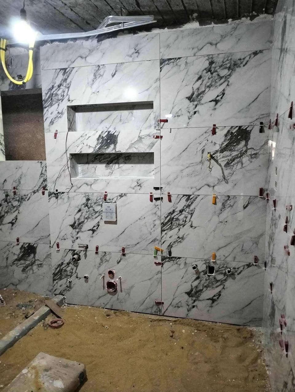 سلام عليكم خلفه سيراميك مصري درجه اولى جميع انواع السيراميك مرمر وكاشي رقم الوتس ***********
