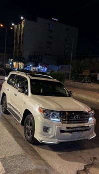 لاندكروز 2011 بيها نص باب صبغ وقطعتين بارد فقط بدون حادث او قطعة مفتوح...