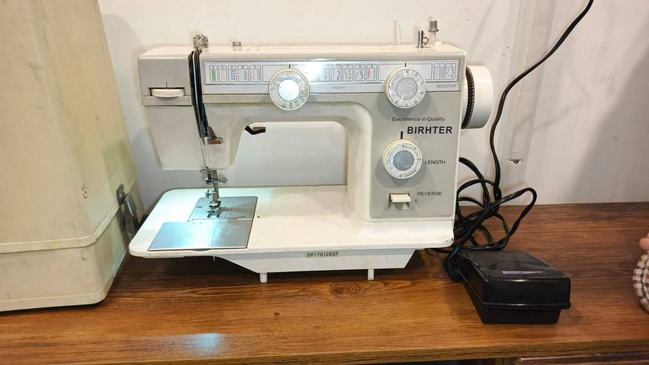 مكينة خياطة برذر شغالة ونضيفة تخيط عادي وتطريز بكل انواعة السعر 100 بدون توصيل 
ابيعها بالحافضة مالتها او بدون حافضة نفس السعر 
 للحجز 
***********

اليريد فيديو ادزلة 
@إشارة
