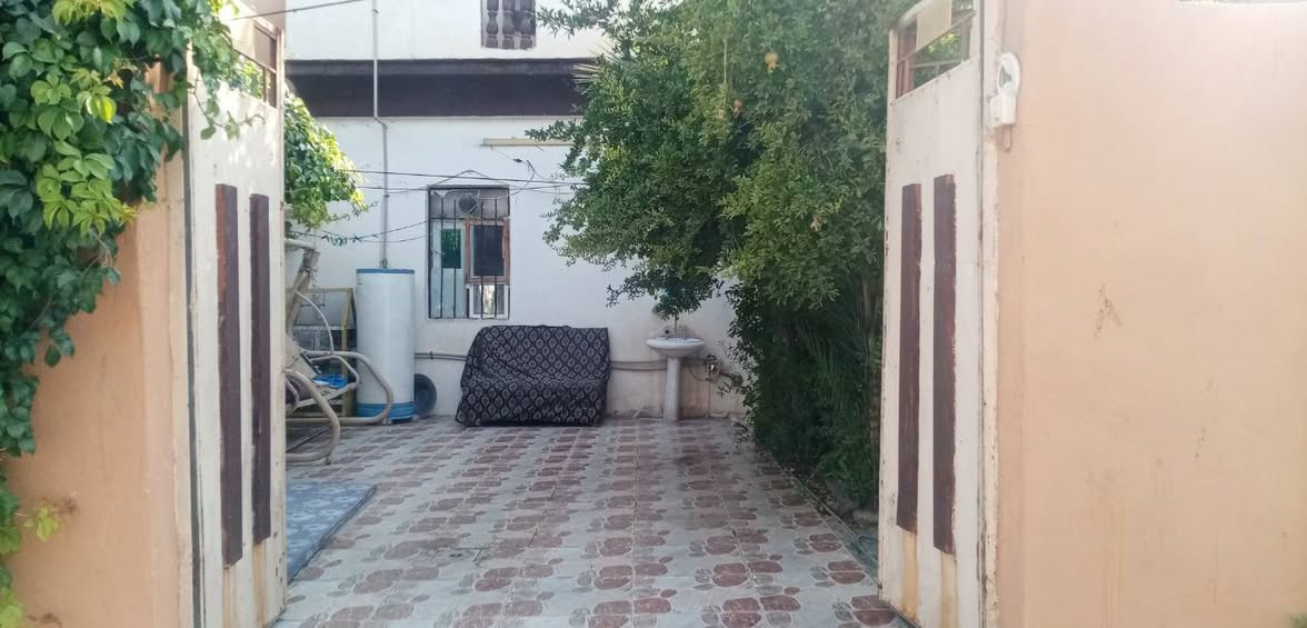 السلام عليكم ورحمة الله وبركاته لبيع دار سكني الموقع ناحية القياره قرب كراج الموصل شارع الشويخ مقابل جابر الحسين علي النجم وجيران الاستاذ رائد العلي منزل ابو عبد الرحمن للاستفسار الاتصال على الرقم ***********
