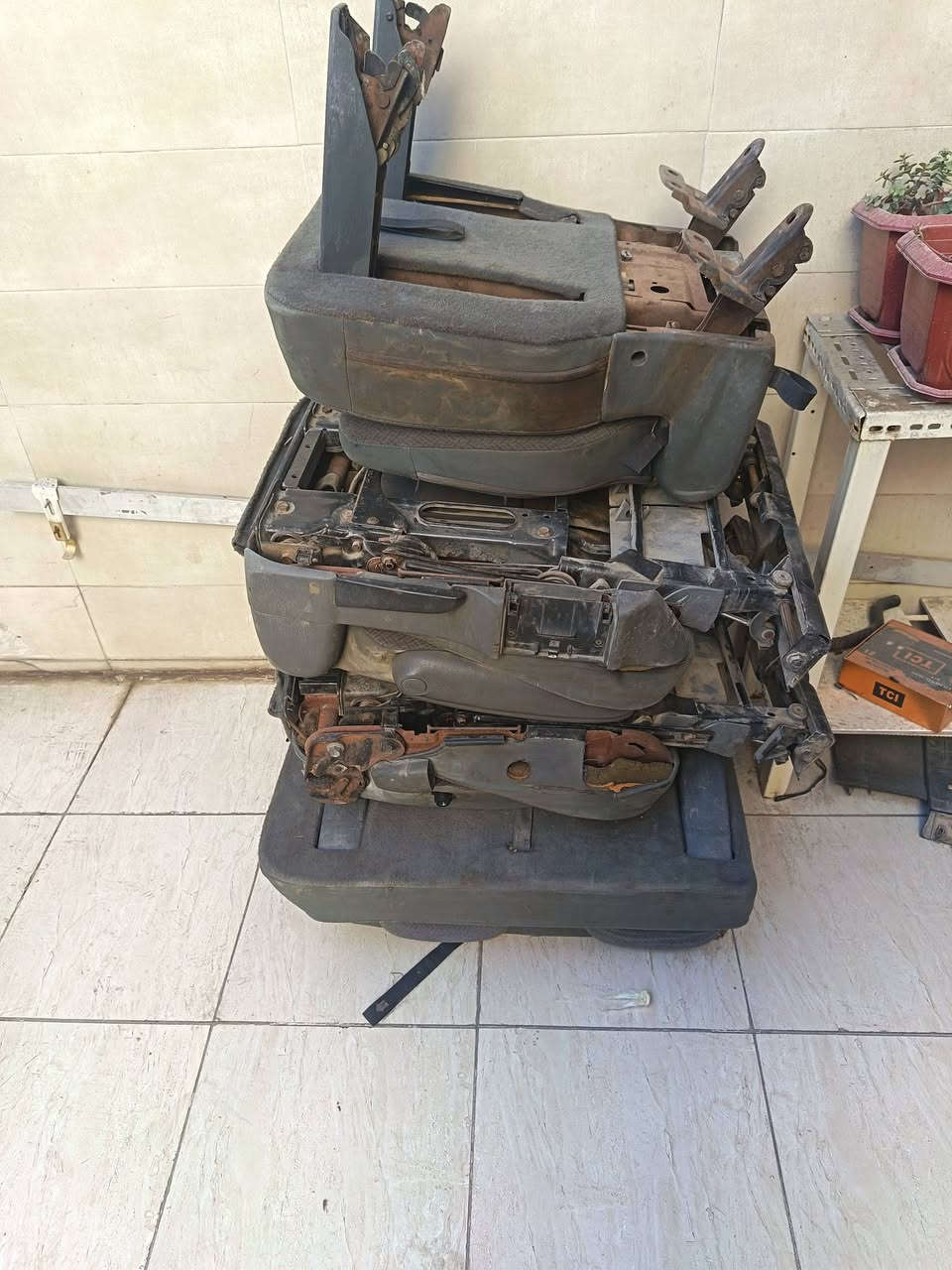 سلام عليكم كشنات دوج 2007
سبب البيع مشمورات بل كراج ماعندي مكان

وعندي شريط ستيرن ودركه مال ايرباك سعر ١٥٠ كلهن

***********
