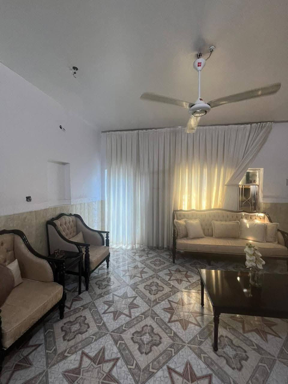 بيت للبيع منطقه الفلاحيه مقابل مدينة الأحلام مقابل ساحه خضراء المساحه 165متربناءعكاده نضيف جدا يحتوي على حمام عدد 2 وهول واستقبال ومطبخ غرفتين نوم مراسله أو اتصال على الرقم ***********
