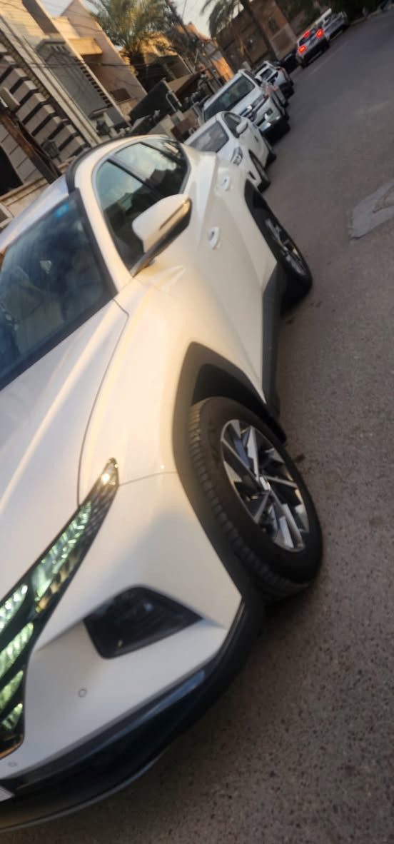 السلام عليكم هونداي توسان ٢٠٢٤ رقم بغداد الانكليزي بصمه وحساس أمامي وخلفي وكشنين كهرباء ودشبول ايباد وبردات ابواب خلفيه ماشيه ٩ الاف كيلو مكفوله سعرها ٢٢٥$ مكانها بغداد السيديه  للاتصال ***********
