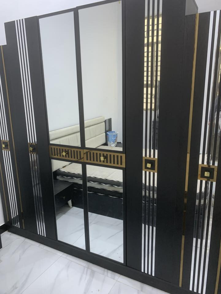 سلام عليكم مستعجل على بيعتهم 
طباخ اربع عيون جديد كلش وشغال 
ميز طعام مرمر مع اربع كراسي جديد 
سبلت جبسون جديد 2 طن 
بنكات للبيع غراض جديدة 
إذا حاب تشتري راسل وتساب على هل رقم 
***********
