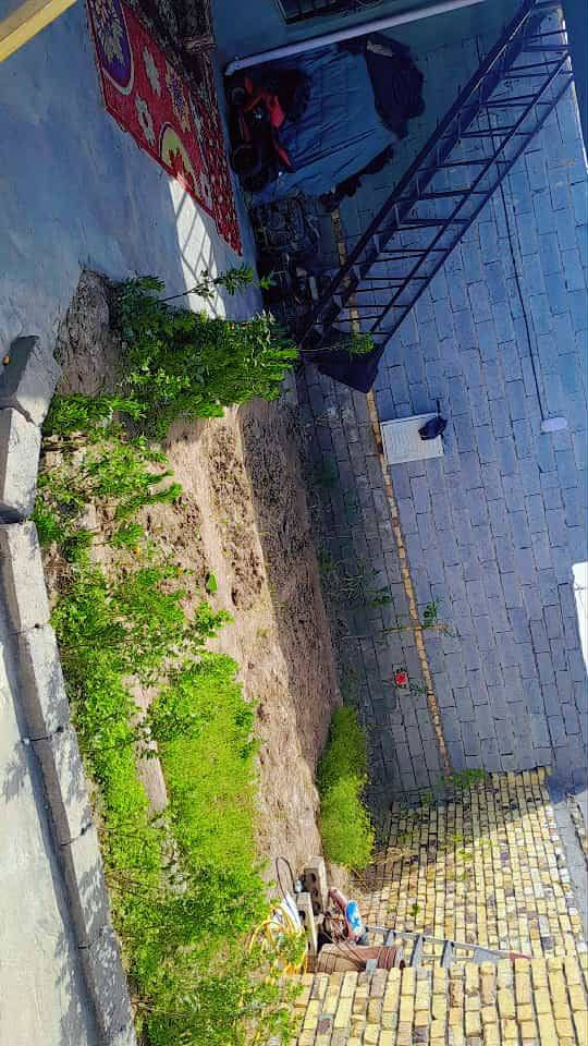 بيت 200 م. بحي الامين الثاني قرب مجمع الأمير السكني
غرفتين وصاله ومطبخ حار وبارد  ومجموعه صحيات داخليه وخارجيه
.تبليط وخدمات كامله مشمول بتطويب

***********     السعر مناسب /ويرهم مراوس بقطعه أو بيت بحي الامين. مع الفرق
