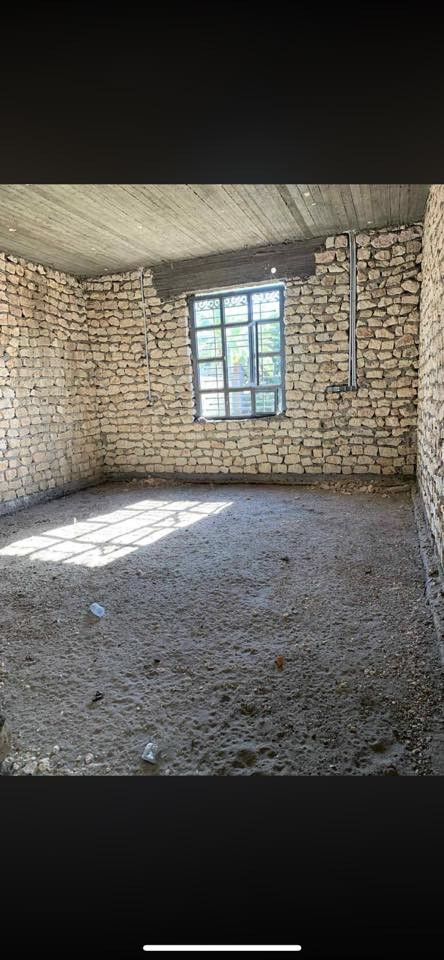 السلام عليكم يوجد بيت هيكل للبيع مستعجل بالصوفية  البو محل طابو زراعي سند ٢٥ تحويل مباشر  مساحته ٤٢٠ م يتكون من استقبال وهول وصالتين ٥ غرف ٥ حمامات ومطيخ حار وبارد وكراج وحديقه ومناور  السعر ٨٠ وبي مجال  للاستفسار الاتصال بصاحب الدار ***********
