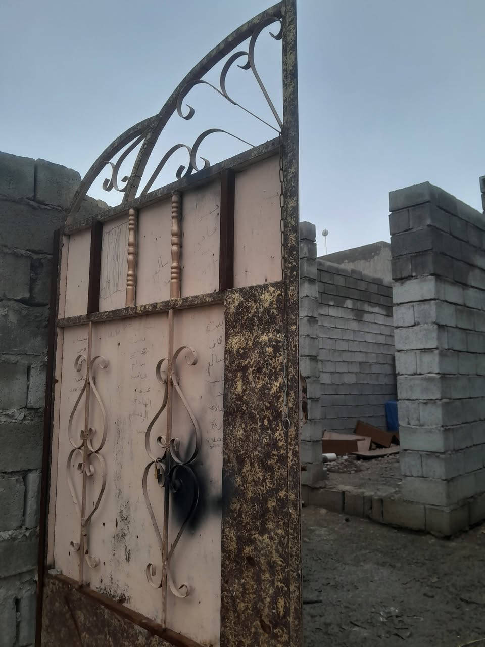 هيكل للبيع قطعه ومقاطعه خلف دكتور حسن البيطري المساحه ١٤٠متر خدمات ماء كهرباء مجاري ومشمول بتبليط السعر ٢٥ وبي مجال اتصال ***********
