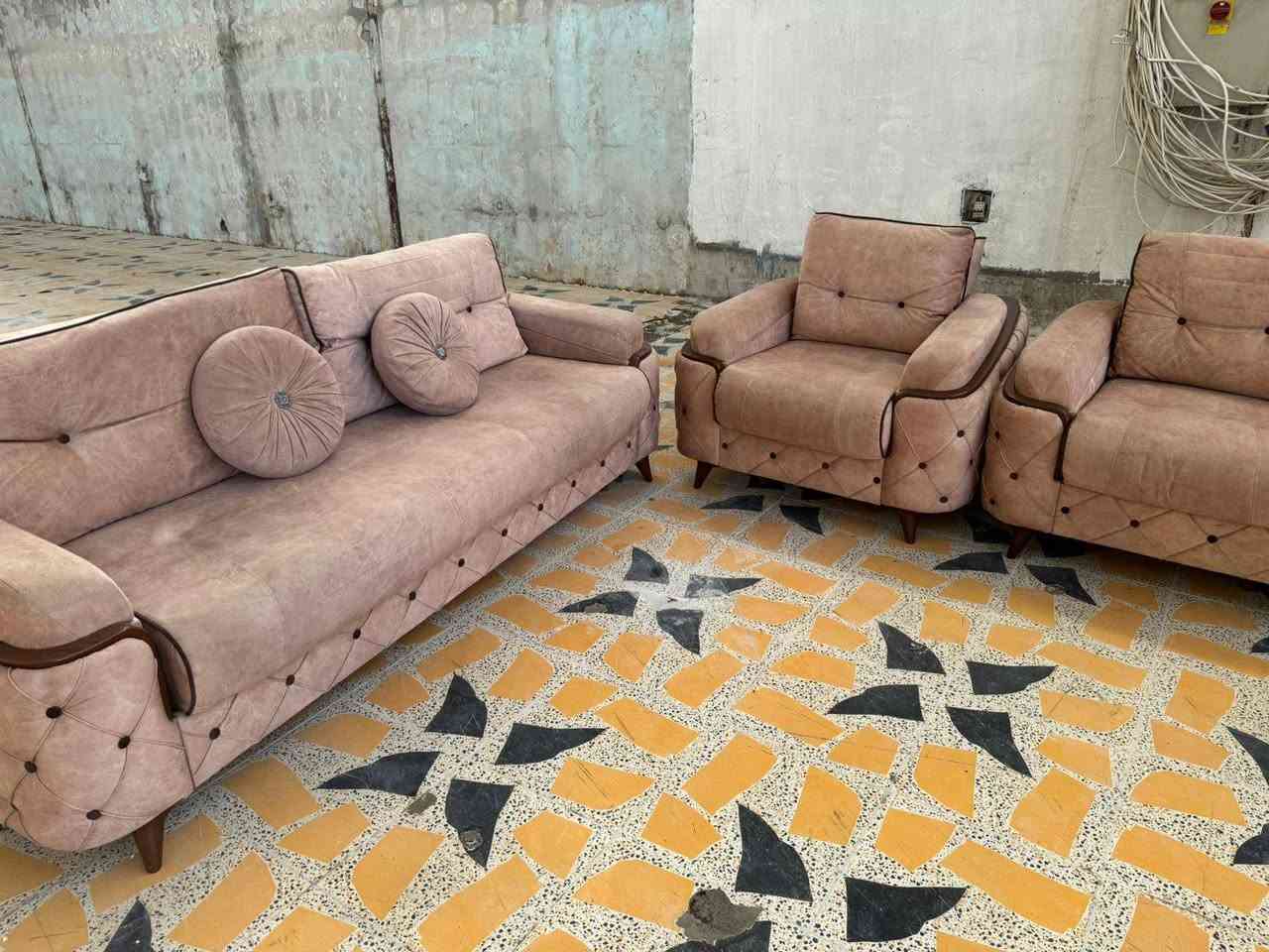 تخم قنفات تركي، 10 نفر. نظيف جداً وما بيه أي عيب، الإسفنج ماله بعده قوي (ما نايم)، وما بي أي وصخ أو بقع. والميزة الحلوة اللي بي إنه ينفتح ويصير جرباية (سيسام).
0750 892 1090
