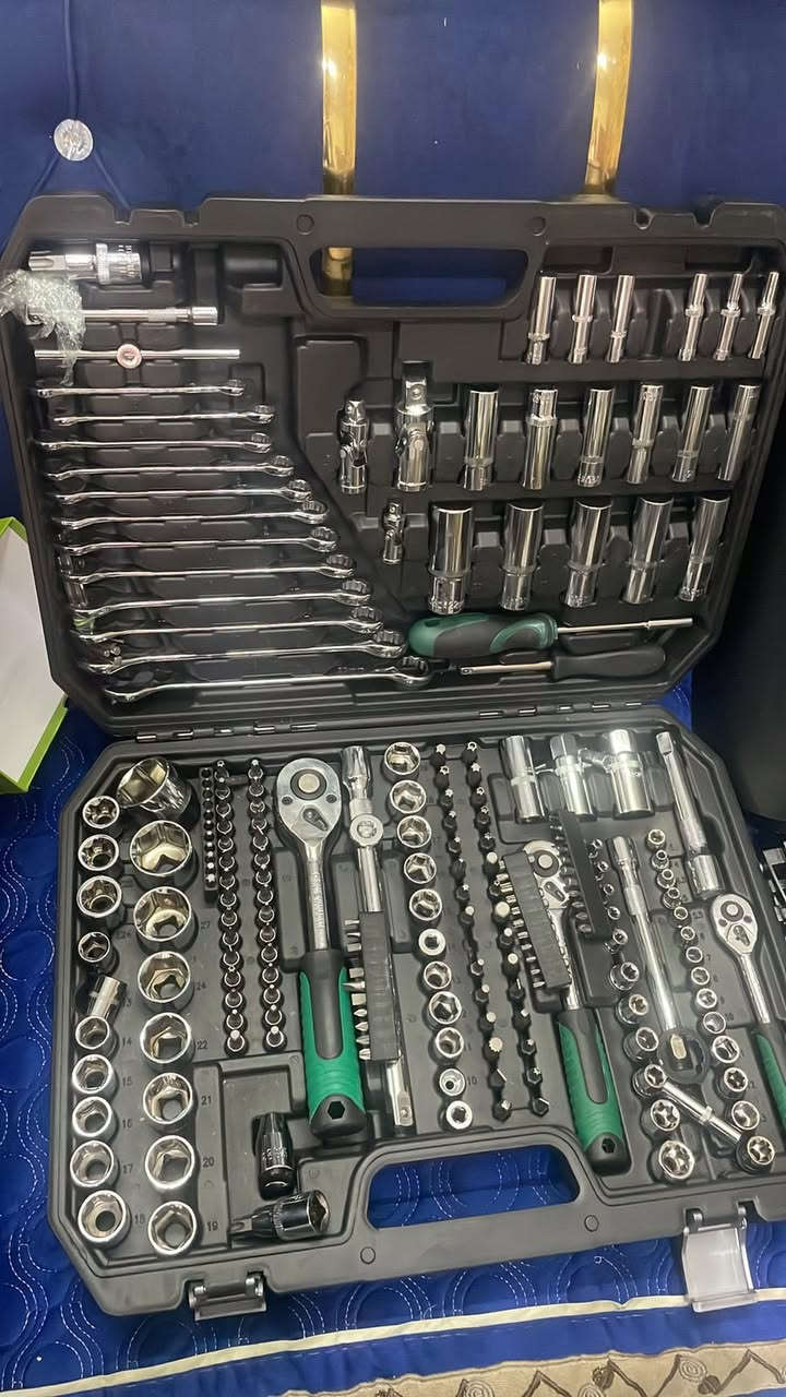 سلام عليكم القم 216 قطعه توتل نوعيه ثقيل جدا والثانيه كدامك ثنينهم قفل 150 مكان بغداد ***********
