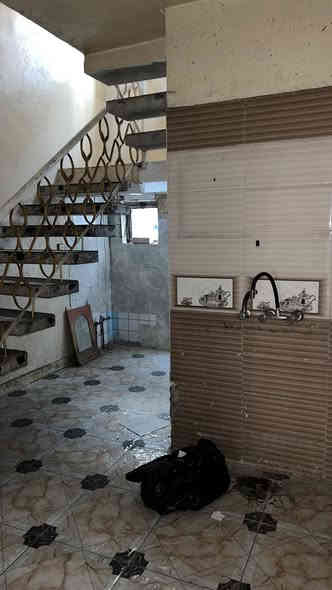 بيت للايجار في الشعب الديوان 
قريب على تفاحة 
الايجار ٣٥٠ الف السعر نهائي 
يحتوي على كراج كبير  يصلح لسياره و تك تك 
استقبال + مطبخ بارد حار +خدمات 
ط٢ / غرفة و منور. وخدمات 
للاستفسار التواصل 
***********
او
0771 193 9728
