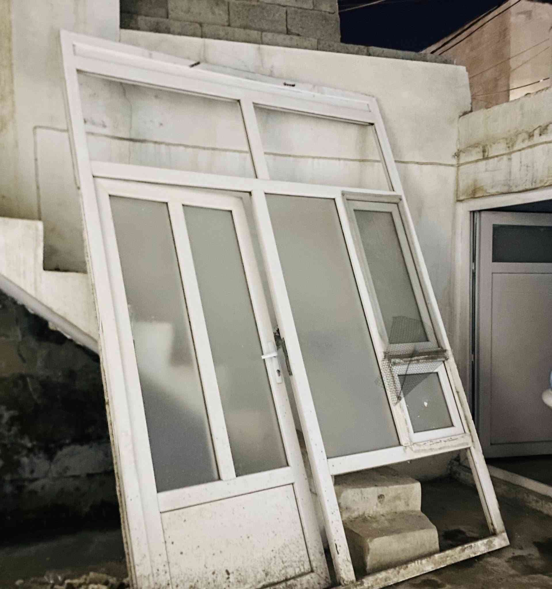 السلام عليكم
باب وشباك وجام خانه قاطع باب pvc اصلي للبيع نظيفات جدا شرط جيب وشد
القياسات
الباب 94 عرض و ١٩٠ ارتفاع
القاطع باب ارتفاع ٢٨٠ وعرض ٢٠٦
الشباك ١٤٢ عرض وارتفاع ١٤٢  قيم واخذ بمت يرضي الله
المكان الشورجه خلف شكار مول
رقم الهاتف ***********
