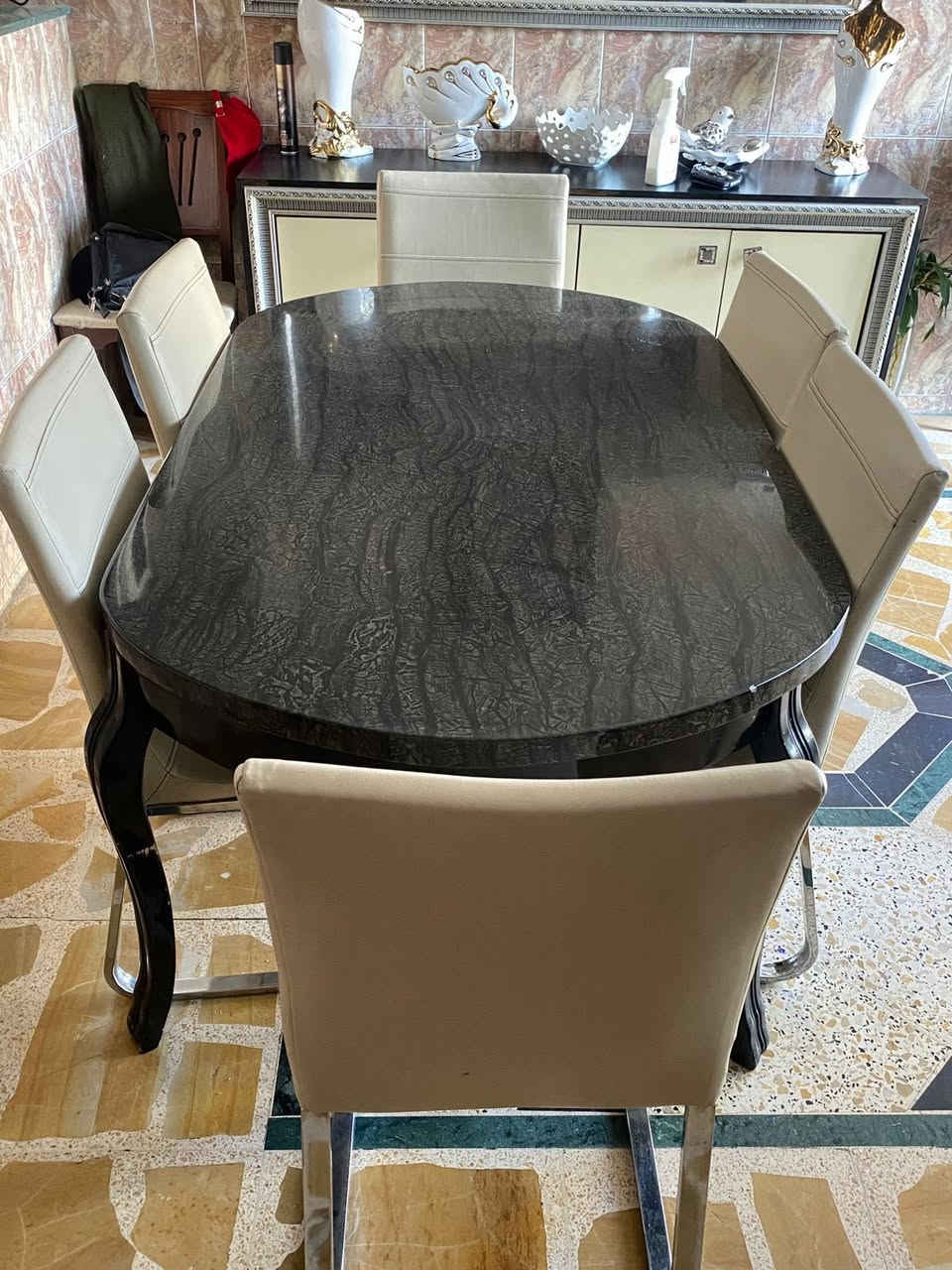 عندي هذا التخم قنفتين كبار وكراسي اثنين نظيف إلى درجة اي عيب مابي تركي رايدته ب٨٥٠
وسيت طبلات ب ٣٠ الف
وميز طعام سطح مرمر صناعي مع ٦ كراسي نظيف ايضاً 
مكانهن السيديه


**إذا كنت صاحب هذا الإعلان وتريد حذفه لأي سبب، رجاءا أرسل رسالة إلى الدعم الفني**