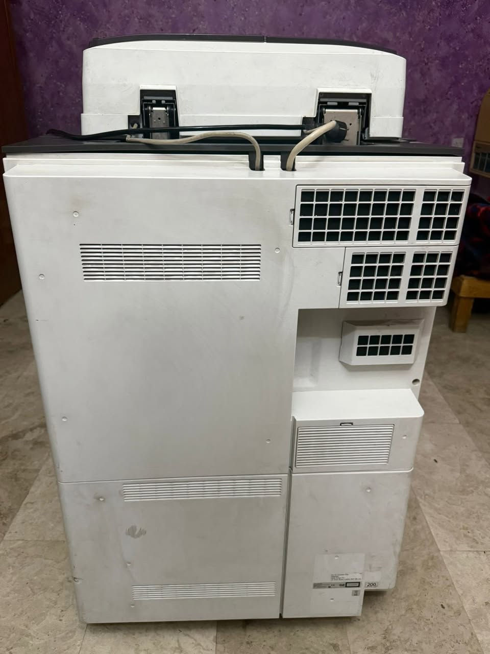 طابعه مكتبه كبيره للبيع في بغداد، الطابعه استعملتها فقط ٣ اشهر وعزلت المحل مالتي الطابعه نضيفه بس من تركتها جف الحبر ف يرادلها ادامه فقط 
مكاني : بغداد سيديه 
رقم تواصل : ***********
سعر :650 وذا عندك سعر راسلني وميكون خاطرك اله طيب
