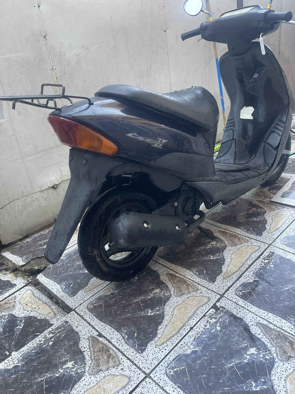 السلام عليكم دراجه ساسوكي ياباني مصطره سرعه ٦٠للبيع الدراجه على وضع الرمبه برغي مفتوح بيه شغاله سلف وهندر مكينه خرسه ابلاد ممفتوحه السعر ٢٥٠ الرقم *********** المكان حي الجهاد
