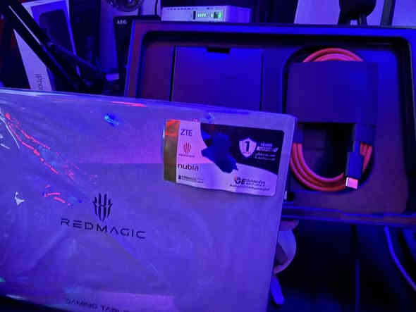 ايباد رد مجك استرا للبيع سعر 650الف 

المقاس: 9.06 بوصة
الدقة: 2400 × 1504 بكسل (تقارب 2.4K)
معدل التحديث: 165 هرتز
ميزات أخرى: سطوع يصل إلى 1600 شمعة، دعم DCI-P3، حماية SGS للعين، وزجاج مقاوم للخدوش
الأداء:
المعالج: Snapdragon 8 Elite
نظام التبريد: نظام تبريد ICE-X المتقدم (يشمل تبريدًا سائلًا، حجرة بخار، ومروحة تبريد نشطة)
نظام التشغيل: Android 15
الذاكرة:
الرام: 12 جيجابايت، 16 جيجابايت، أو 24 جيجابايت
التخزين: 256 جيجابايت، 512 جيجابايت، أو 1 تيرابايت
البطارية:
السعة: 8200 مللي أمبير
الشحن السريع: 80 واط (يشحن من 0% إلى 50% في حوالي 20-22 دقيقة)
الكاميرات:
الخلفية: 13 ميجابكسل
الأمامية: 9 ميجابكسل
الصوت:
سماعات ستيريو ثلاثية الأبعاد DTS:X Ultra
التصميم والأبعاد:
الأبعاد: 207 × 134.2 × 6.9 ملم
الوزن: 370 جرام
الحماية: مقاومة للغبار ورذاذ الماء بمعيار IP54
ميزات إضافية: إضاءة RGB في الخلف ومروحة تبريد مدمجة
الاتصال:
Wi-Fi 6
بلوتوث v5.4
منفذ USB-C (يدعم توصيل شاشات خارجية بدقة تصل إلى8k  العنوان /الدوانيه ***********
