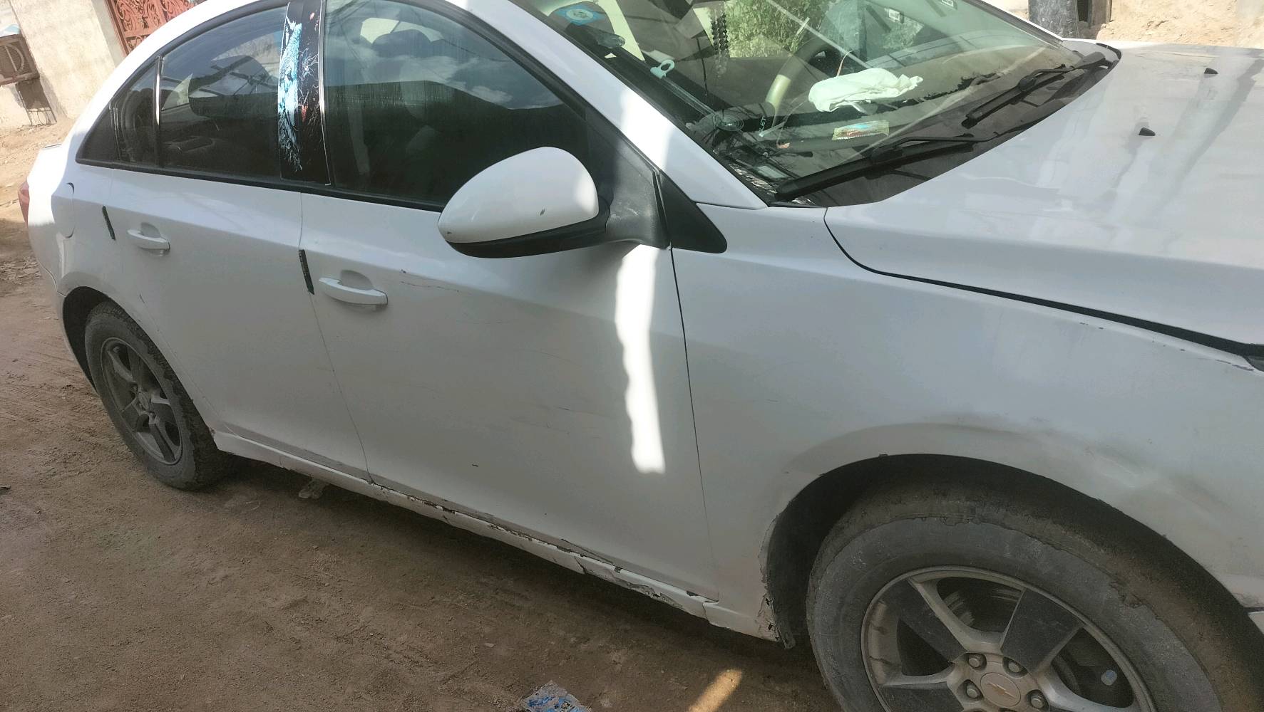 السيارة شيفروليه كروز LS موديل اقتصادي مريح بلون أبيض. تحتوي على نظام ناقل حركة أوتوماتيكي ومزودة بديكورات داخلية محافظة. مناسبة للتنقلات اليومية والقيادة في المدينة. فرصة جيدة لمن يبحث عن سيارة عملية. الرجاء الاتصال عبر الرسائل لمزيد من التفاصيل.