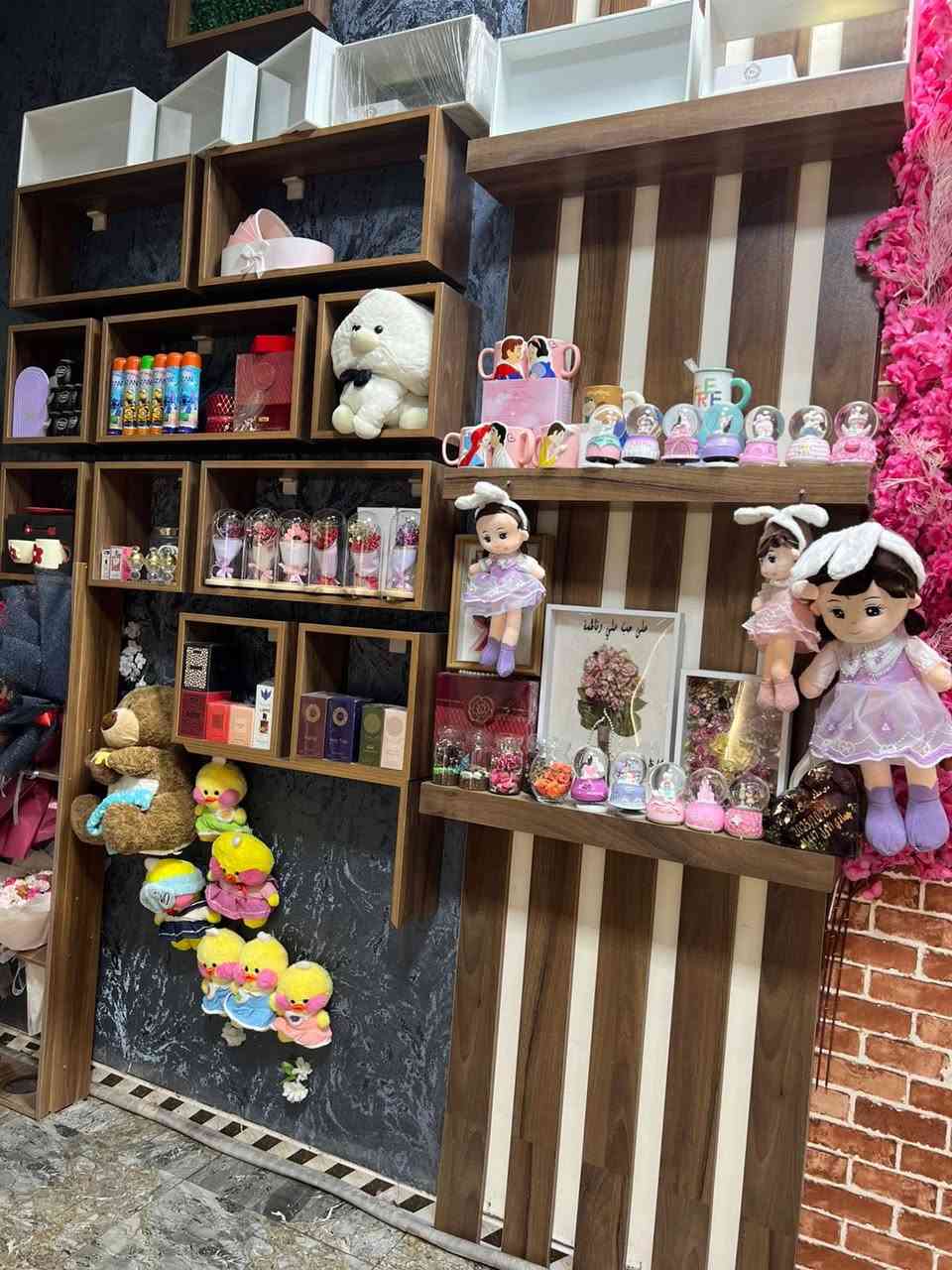 محل لبيع الزهور والتزيين للبيع 
في حي النقيب قرب جسر الضريبة مجاور شركة الأصيل
مع كامل محتوياته
ايجاره مدفوع لمدة 6 اشهر
المحل معروف ولديه زبائن دائمين 
عدم التفرغ هو سبب البيع 
للتواصل / ***********
السعر  7.5 مليون
