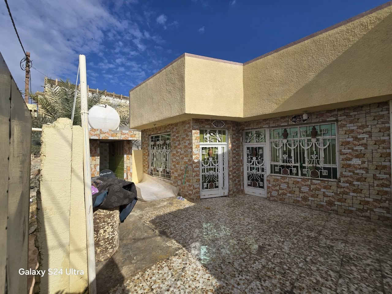 دار للبيع مساحته 200متر طابو صرف يبعد ع الشارع العام 200متر 
عالي ع الشارع مجاري فول طابق واحد يرهم طابقين غرف 2نوم + هول+ استقبال+ حمام داخلي+ استقبال +كراج سياره داخلي العنوان/الحله /شارع ٨٠ مقابل مدينه العاب ارض بابل للاستفسار اكثر الاتصال ع الرقم ***********
